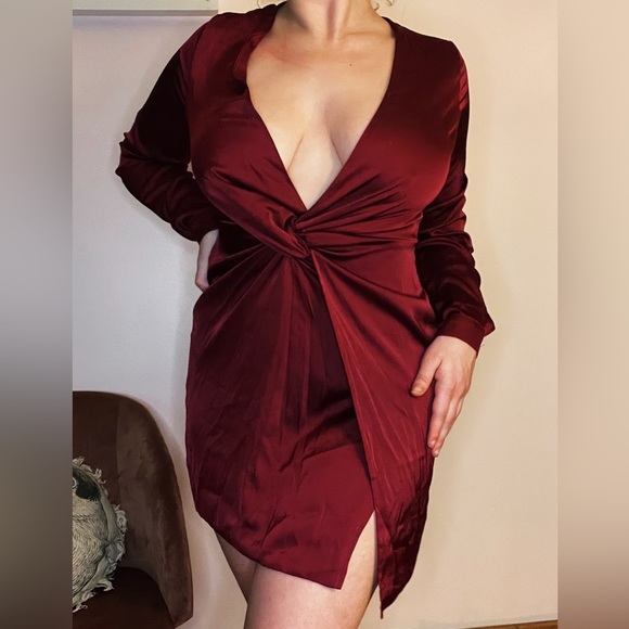 Sexy open front burgundy dress - Picture 2 of 4